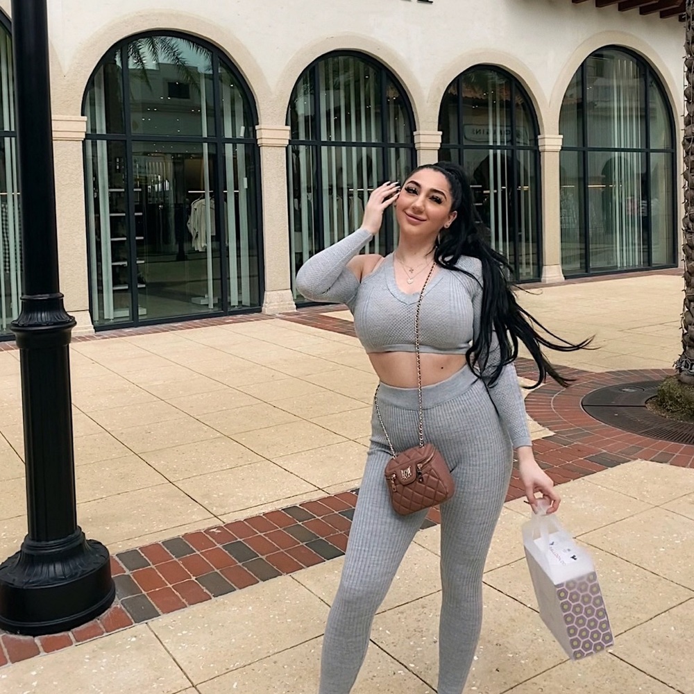 Two-piece V-Neck Sweater in Mesh Stitch